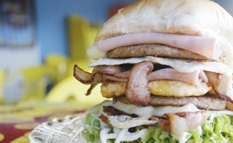O Chic 10 Lanches serve o sanduíche especial que leva o nome da casa e recheio em dobro